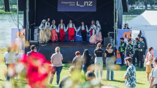 MecGreenie Bühne auf der Donaulände, auf der Kinder in kroatischen Trachten tanzen