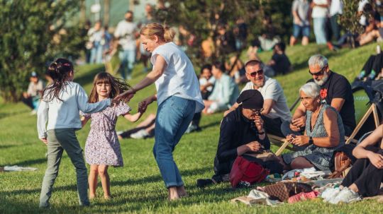 MecGreenie Frau und Kinder, die tanzen