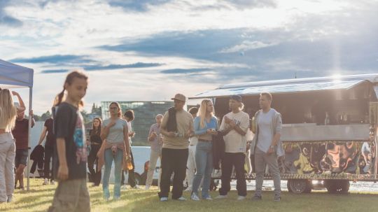 MecGreenie Gruppenfoto von jungen Erwachsenen