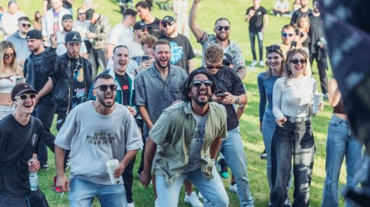 MecGreenie Singende und tanzende Personen