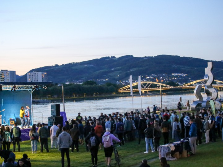 Blick_auf_die_Menschenmenge_Richtung_Donau_Erkan_Kadir_slider_1_