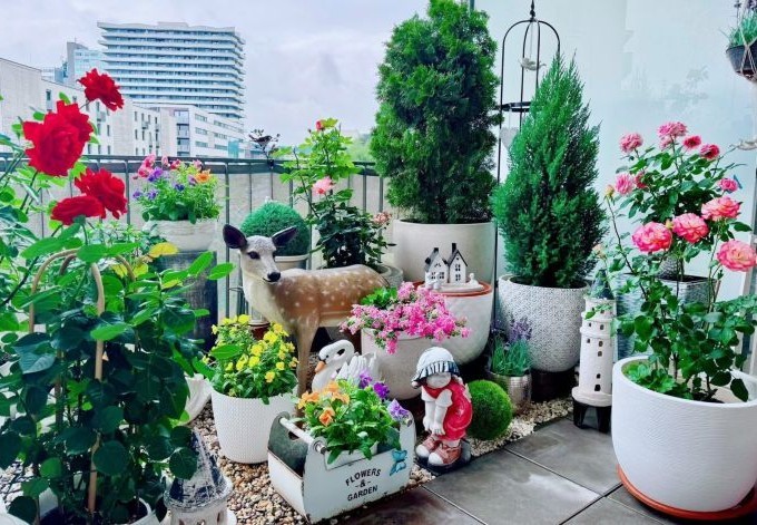 Krasimira Vassileva verschiedene Keramikfiguren zwischen Rosen und andenen Blüh- und Grünpflanzen