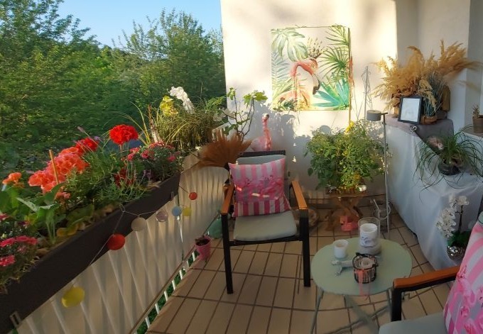 Petra Samhaber gemütlicher Sitzplatz zwischen Pflanzen am Balkon