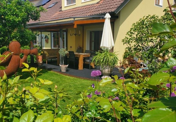 Andrea Hlebic von Pflanzen umrahmter Blick auf die Terrasse