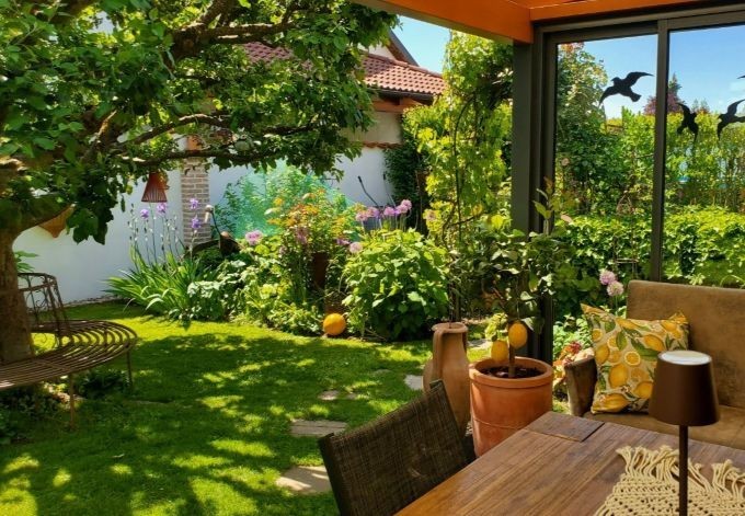 Andrea Hlebic gemütliche Sitzbereiche im üppig bepflanzten Garten