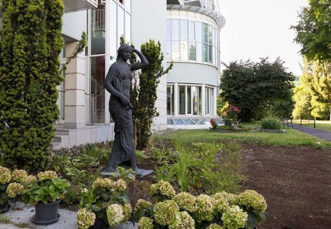 Seniorenzentrum Kleinmünchen neu gestaltete Bepflanzung um eine Frauen-Statue