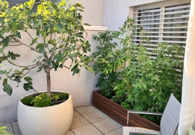 Birgit Reiter u. Florian Gruber gemütlicher Sitzplatz von Pflanzen umgeben