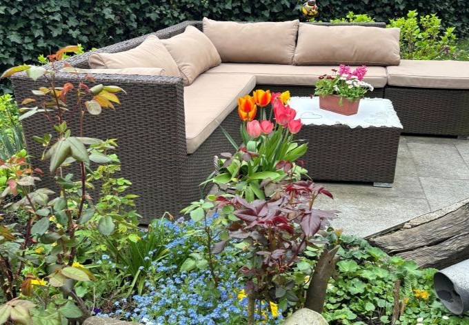 Luise Mayer gemütlicher Sitzplatz zwischen Pflanzen