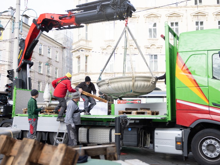 Stadt Linz/Deimling Abbau des Sparkassabrunnens am Taubenmarkt, 28.10.2025