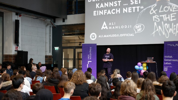 Fotos der Abschlussveranstaltung der Antirassismus-Kampagne in der Tabakfabrik