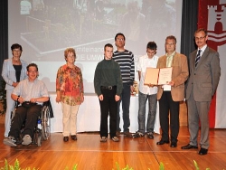 Preisverleihung Dolezal an Geschäftsführer Paar und Menschen mit Beeinträchtigung