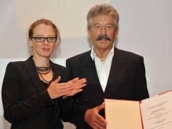 Preisverleihung Schobesberger an Hausgemeinschaft Neubauzeile