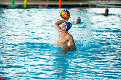 Jugendlicher der Wasserball spielt