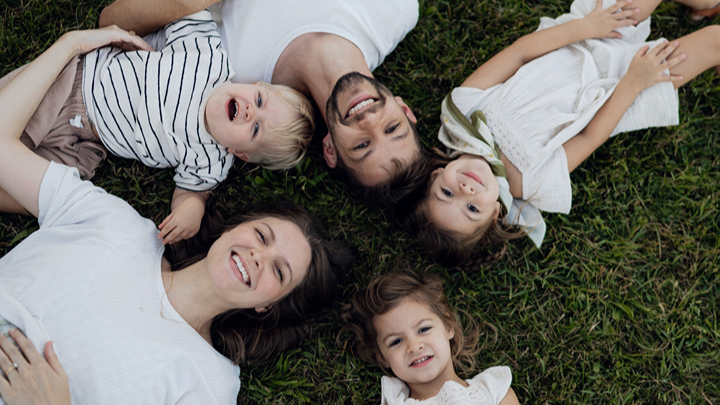 Familie, die auf der Wiese liegt