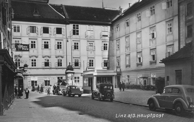 Domgasse vor rund 100 Jahren – auch damals parkten dort Autos; Foto: Archiv der Stadt Linz