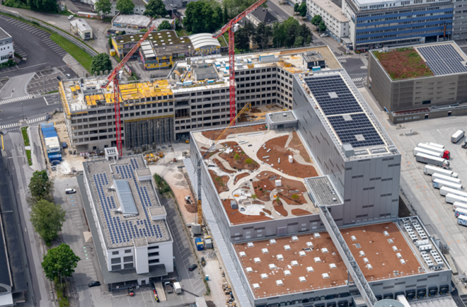 „Hafentor“ und Kühlhalle der LINZ AG mit Freizeitareal auf dem Dach; Foto: PTU, H.P.