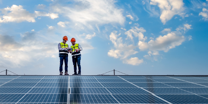 100 Photovoltaikanlagen sollen auf städtischen Objekten errichtet werden. Foto: shutterstock