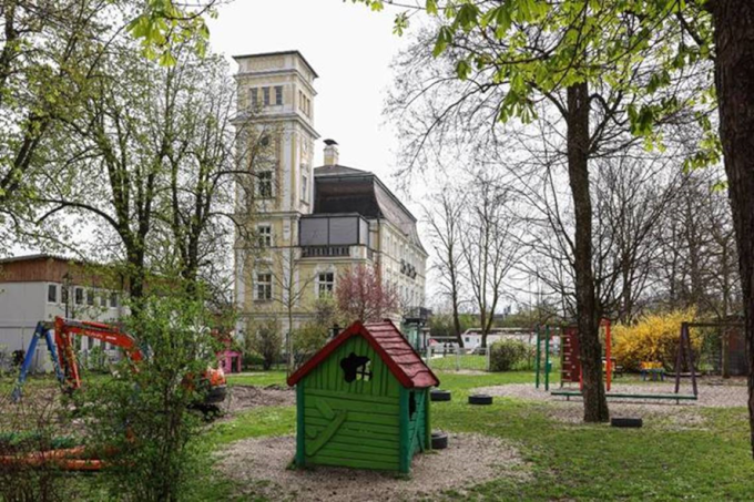 Die Poschachervilla wurde 2007 von der Stadt Linz angekauft, generalsaniert und als Kinderbetreuungseinrichtung adaptiert. Bild: Stadt Linz / Sturm
