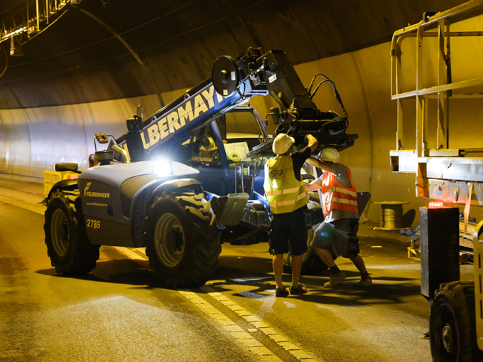 Technik und Manpower im Rahmen der Sanierung; Foto: Stadt Linz