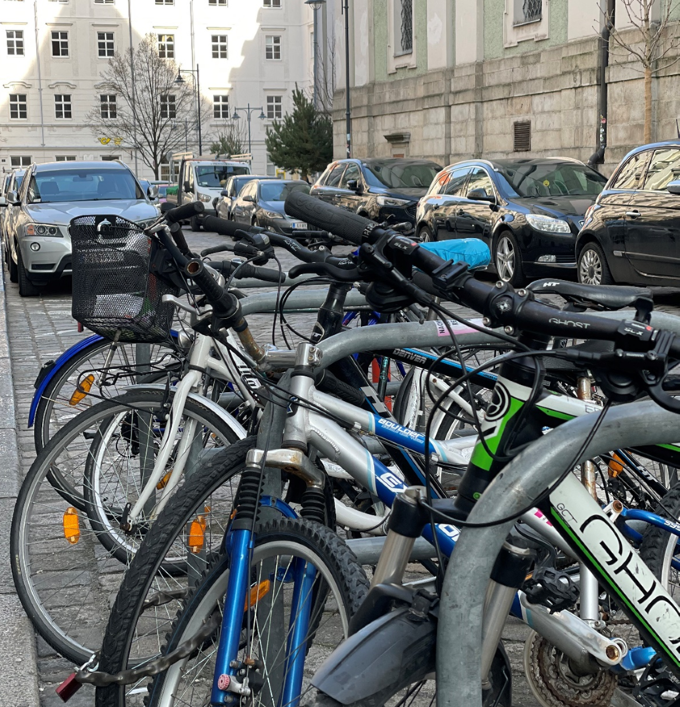 Auch Radfahrer*innen sollen in der Domgasse mehr Platz bekommen