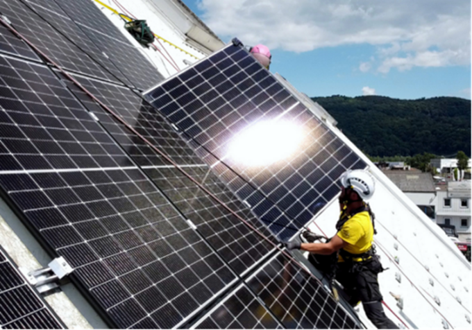 Photovoltaikanlage auf dem Dach des Linzer Flughafens; Foto: Linz AG 