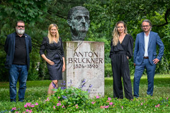 Kulturstadträtin Doris Lang-Mayerhofer und Kulturdirektor Dr. Julius Stieber mit den beiden KünstlerInnen Silke Grabinger und Peter Androsch, Foto: Alexander Schwarzl