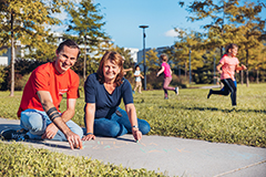 Foto (MecGreenie): Vizebürgermeisterin Karin Hörzing und Helmut Gotthartsleitner, Regionsvorsitzender Kinderfreunde Linz-Stadt, freuen sich über das Freizeitprojekt „Pippi – Play im Park“.