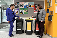 Klimareferentin Stadträtin Mag.a Eva Schobesberger und Stadtbibliotheks-Leiterin Mag.a Heike Merschitzka bei der Entsorgungsstation im Wissensturm. Foto: privat