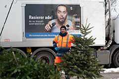 Linz AG-Mitarbeiter mit Christbäumen, Foto: LinzAG/Fotokerschi