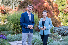 Klimastadträtin Mag.a Eva Schobesberger und Thomas Schiefecker, Leiter des Botanischen Gartens, präsentieren das umfangreiche Jahresprogramm. Foto: Werner Harrer