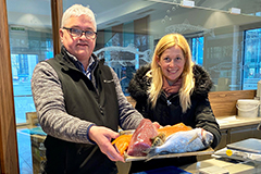 Marktreferentin Stadträtin Doris Lang-Mayerhofer und der Betreiber der Goldküste Franz Fröhlich mit frischen Fisch-Spezialitäten, Foto: Stadt Linz, Viona Würinger)