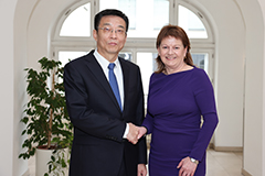 Vizebürgermeisterin Karin Hörzing mit Lyu Zhicheng, Bürgermeister der Stadt Schenyang