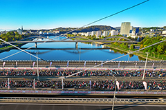 Brücke mit Marathonlauf-Event, Foto: Michael Hackl
