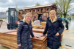 Marktreferentin Stadträtin Doris Lang-Mayerhofer mit der Abteilungsleiterin des Marktmanagements Mag.a Sarah Horwath stimmen sich beim Aufbau am Jahrmarktgelände ein. Foto: privat