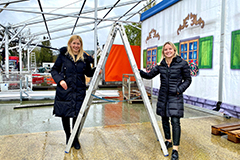 Marktreferentin Stadträtin Doris Lang-Mayerhofer mit der Abteilungsleiterin des Marktmanagements Mag.a Sarah Horwath stimmen sich beim Aufbau am Jahrmarktgelände ein. Foto: privat