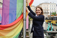 Vizebürgermeisterin Tina Blöchl verweist auf den Pride Month im Juni.