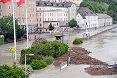 An der Donaulände trat die Donau weit über die Ufer, zahlreiche Straßen und Brücken mussten gesperrt werden. 