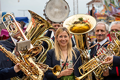 Stadträtin Doris Lang-Mayerhofer mit Blasmusikern