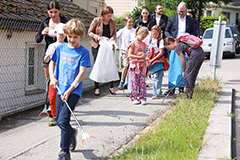 Kindergruppe beim Müllsammeln