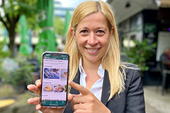 Stadträtin Doris Lang-Mayerhofer bei der Präsentation der neuen Markt-App am Südbahnhofmarkt