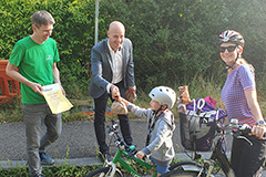 Thomas Hofer (Radlobby Linz) und Vizebürgermeister Martin Hajart verteilen Frühstückssackerl an Radfahrer