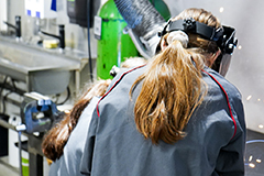 Mädchen bei Werkbank; Foto: Grand Garage
