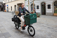 Klimastadträtin Mag.a Eva Schobesberger mit Lastenfahrrad