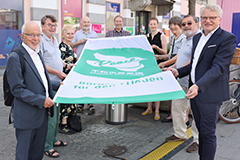 Personengruppe mit Flagge