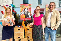 (V.l.n.r.) Kulturstadträtin Doris Lang-Mayerhofer, Festivalleiterin Kathrin Böhm und Kulturdirektor Dr. Julius Stieber bei der Programmpräsentation in der neuen Ruhe-Oase im Innenhof des Alten Rathauses. 