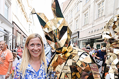 Kulturstadträtin Doris Lang-Mayerhofer mit Straßenkünstler*innen