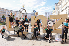 Stadträtin Doris Lang-Mayerhofer mit der Sambagruppe Nexart Percussion aus Spanien