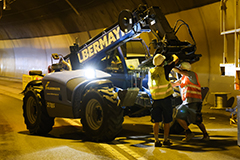 Im Tunnelinneren wird eifrig gearbeitet. 