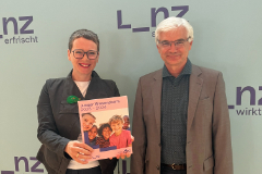 Bildungsstadträtin Mag.a Eva Schobesberger und Mag. Christian Muckenhuber, stv. Leiter VHS Linz, präsentieren das Jahresprogramm 2023/24 der VHS Linz