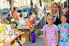 Marktreferentin Doris Lang-Mayerhofer besucht die Kinder am Kinder-Sachen-Flohmarkt.
